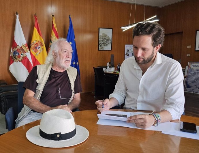 El presidente de la DPH, Isaac Claver, a la derecha, junto al etnógrafo altaragonés Eugenio Monesma, que este martes será homenajeado por su labor y trayectoria en la sede de la DPH.