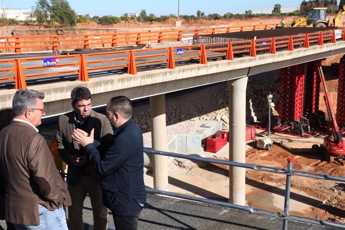 El presidente de la Generalitat, Carlos Mazón, visita las obras de la CV-36