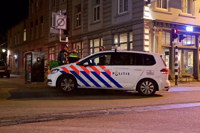 Archivo - (210124) -- THE HAGUE, Jan. 24, 2021 (Xinhua) -- Police officers check a passer-by in Haarlem, the Netherlands, Jan. 23, 2021. A curfew to curb the spread of COVID-19 came into force in the Netherlands between 9 pm on Saturday and 4:30 am on Sun