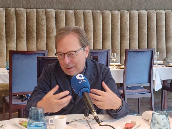 El presidente de la Cámara de Comerç de Barcelona, Josep Santacreu, durante una entrevista en 'Cope Catalunya'