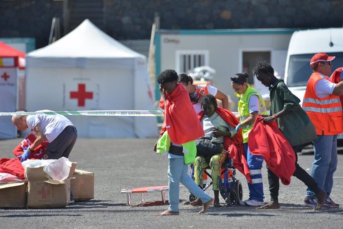 Archivo - Los servicios sanitarios atienden a los migrantes a la llegada de la patera al muelle de La Restinga, a 21 de octubre de 2023, en El Hierro, Islas Canarias (España). 