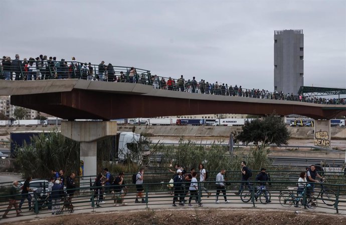 Archivo - Decenas de personas en el puente que une València con La Torre, donde centenares de personas llegan de Valencia de abastecerse de agua y alimentos mientras otras salen de ayudar, a 31 de octubre de 2024, en Valencia, Comunidad Valenciana (España