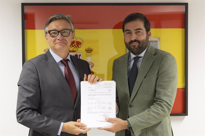 Portavoz del Grupo Parlamentario VOX en Andalucía, Manuel Gavira,  y el presidente del CEP de Sevilla, Javier Navarro.