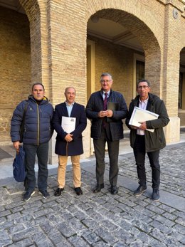 El consejero de Medio AMbiente y Turismo del Gobierbo de Aragón, Manuel Blasco, junto a representantes de las comarcas del Jiloca, Campo de Daroca y Comunidad de Calatayud para hablar sobre los daños provicados por las riadas.