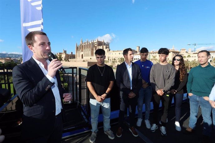 El Consell rinde homenaje a los pilotos mundialistas mallorquines de motociclismo