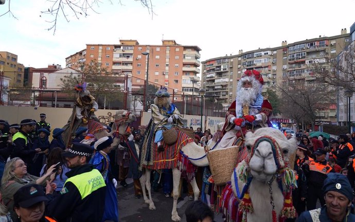 Archivo - Imagen de archivo de los Reyes Magos llegando a un barrio malagueño.