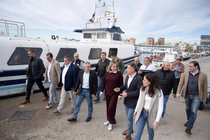 El conseller de Agricultura, Agua, Ganadería y Pesca, Miguel Barrachina, se reúne con representantes de las cofradías de pescadores de  Castellón