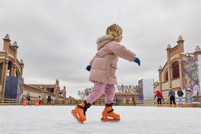 Archivo - Una niña patina en la pista de hielo de Matadero, a 18 de diciembre de 2022, en Madrid (España).