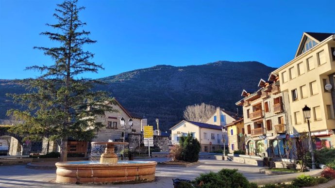 Plaza del Ayuntamiento de Biescas con un solo árbol, tras la tala.