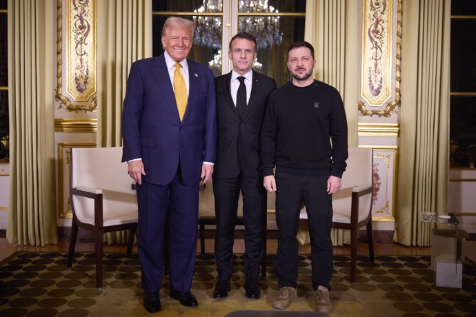 Donald Trump, Emmanuel Macron y Volodimir Zelenski durante su reunión previa a la reapertura de Notre Dame. 