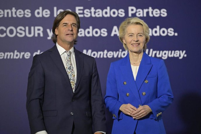 El presidente de Uruguay, Luis Lacalle y la presidenta de la Comisión Europea, Ursula von der Leyen este viernes durante el anuncio de la firma del tratado UE-Mercosur. 