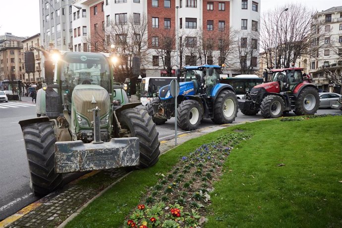 Archivo - Manifestación de tractores en Pamploana el pasado mes de febrero.