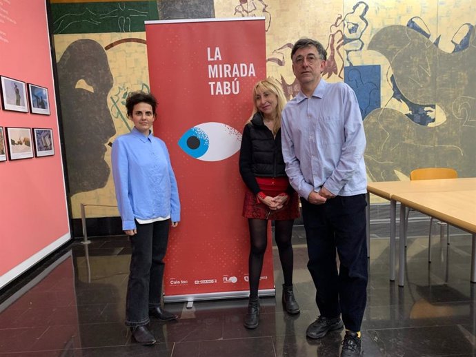 Blanca Torres y Enrique Radigales junto a la directora de La Mirada Tabú Vicky Calavia.