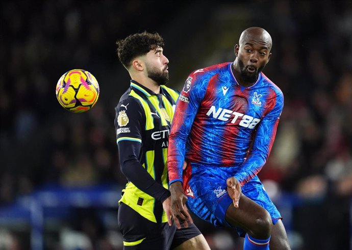 07 December 2024, United Kingdom, London: Manchester City's Josko Gvardiol (L) and Crystal Palace's Jean-Philippe Mateta battle for the ball, during the English Premier League soccer match between Crystal Palace and Manchester City at Selhurst Park. Photo