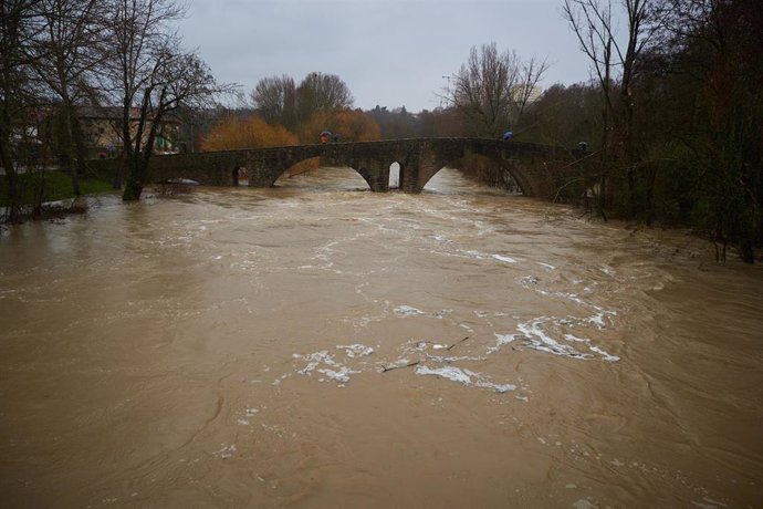 Archivo - Imagen de archivo de una crecida del río Arga en Pamplona en febrero de 2024.