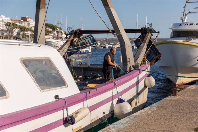 Un pescador en el puerto de Palamós (Girona)