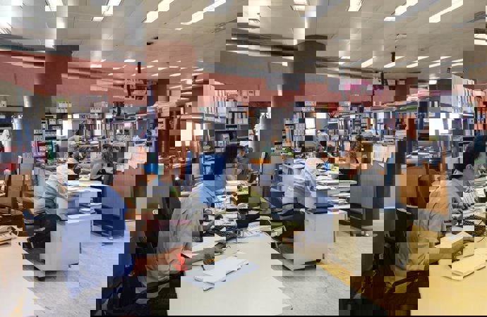 Archivo - Imagen de archivo de funcionarios de la Junta de Andalucía en el edificio Torre Triana.