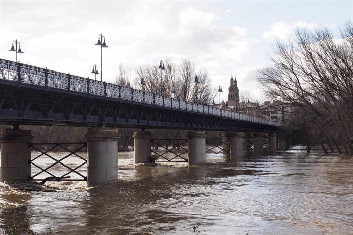 Archivo - Vista del paso del río Ebro a 28 de febrero de 2024, en Logroño (archivo)