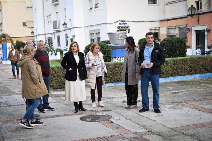 El alcalde de la ciudad, Bruno García, se compromete con vecinos de la asociación Tacita de Plata a "realizar mejoras" en mantenimiento urbano y alumbrado