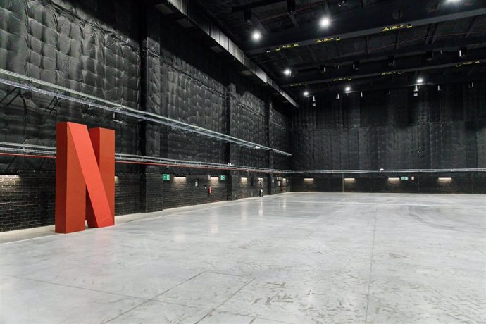 Archivo - Dos platós de Netflix en el HUB Audiovisual 'Madrid Content City', a 29 de marzo de 2023, en Tres Cantos, Madrid (España). El HUB Audiovisual 'Madrid Content City' es el mayor centro de producción audiovisual de España y uno de los referentes en