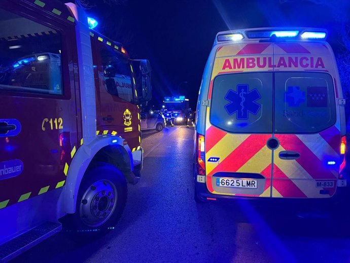 Los servicios de Emergencias 112 de la Comunidad de Madrid atienen a los heridos en un accidente en Collado Villalba