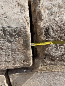 Balustrada con las fisuras del puente de la explanada de las Torres de Serranos