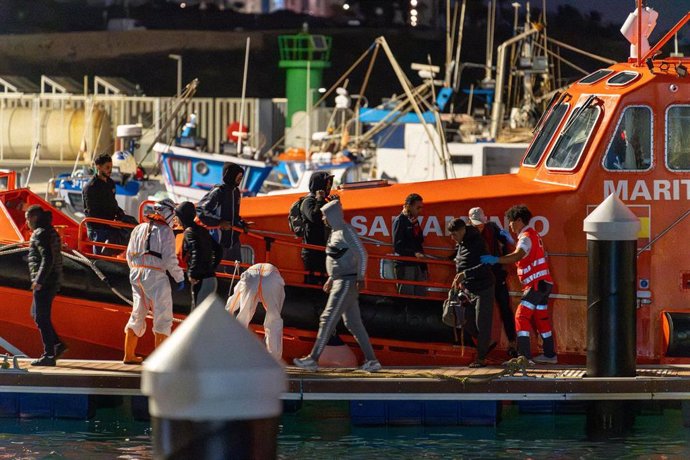 Archivo - Llegada de varios migrantes tras ser rescatados por Salvamento Marítimo al muelle de Puerto Naos