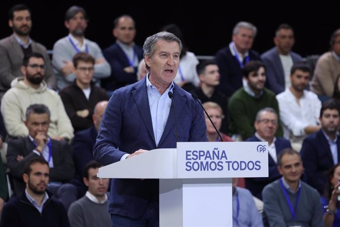 El presidente del Partido Popular, Alberto Núñez Feijóo, interviene durante la clausura de la XXVII Intermunicipal del PP, a 1 de diciembre de 2024, en Valladolid, Castilla y León (España).