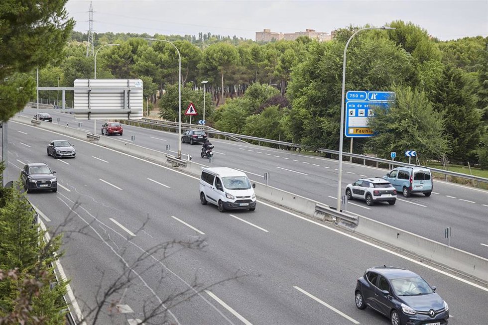 Archivo - Varios vehículos en la autovía A-3, a 30 de agosto de 2024, en Madrid (España). La Dirección General de Tráfico (DGT) prevé 4.760.000 movimientos de largo recorrido con motivo de la operación retorno del verano que se pone en marcha desde las 