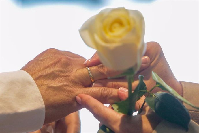 Archivo - Una pareja se coloca las alianzas en la celebración de su boda.