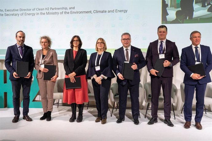 El director general de Energía y Minas, Alfonso Arroyo, firma en Bruselas el memorando de colaboración entre el Ente Regional de la Energía de Castilla y León (EREN) y la Clean Hydrogen Joint Undertaking