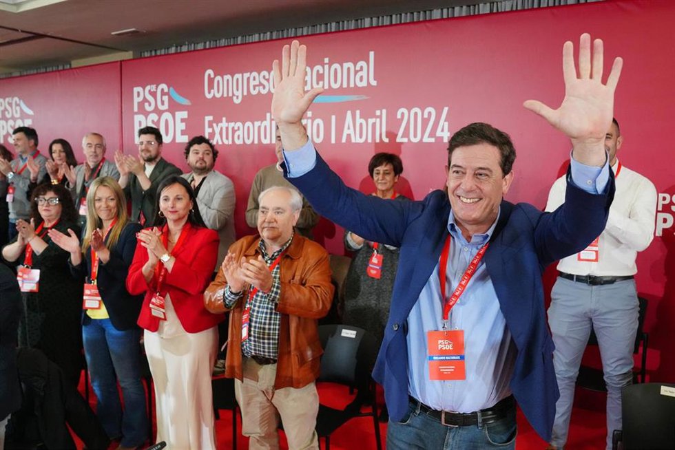 Archivo - El secretario general electo del PSdeG, José Ramón Gómez Besteiro (d), junto a su nueva ejecutiva durante el congreso del PSdeG, a 28 de abril de 2024, en Santiago de Compostela, A Coruña, Galicia (España). El PSdeG ha celebrado hoy su congres