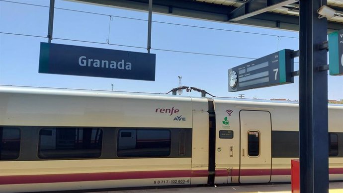 Archivo - Andenes en la estación de Granada.