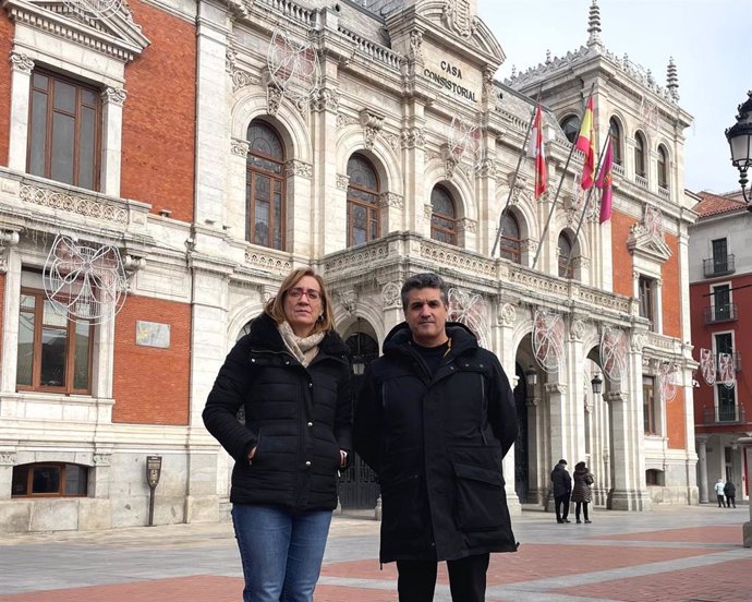 Los concejales de la formación Rocío Anguita y Jonathan Racionero frente al Ayuntamiento de Valladolid