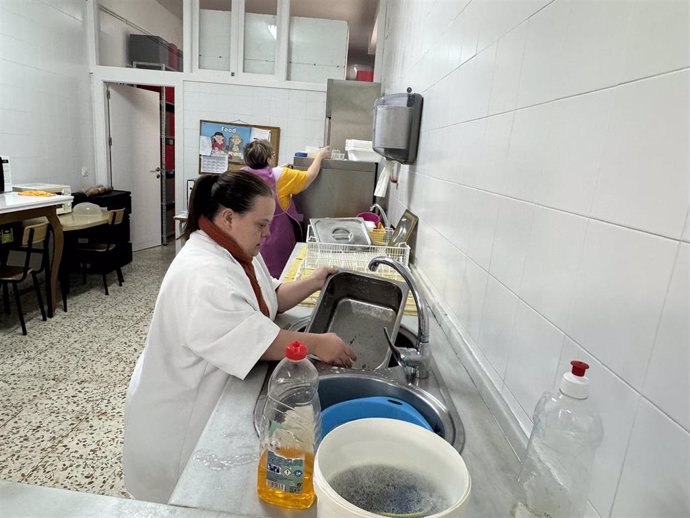 Profesional en prácticas en el colegio La Asunción de Montilla tras el convenio con Futuro Singular Córdoba para hacer realidad la inclusión socio-laboral de personas con discapacidad.