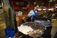 Las tradicionales castañeras resisten cada invierno tardío con menos de un centenar de puestos en Madrid