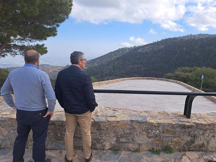 El presidente de la Diputación de Málaga en el mirador de Yunquera.