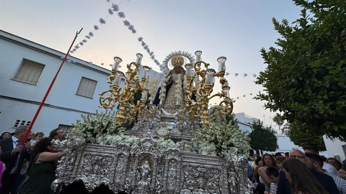 La localidad de Arahal homenajea a sus hermandades de Jesús Nazareno y del Santo Entierro