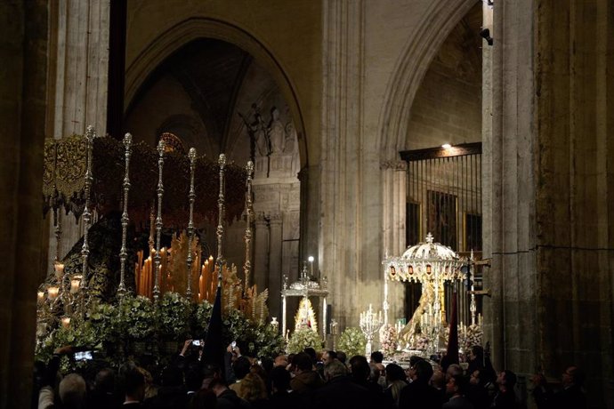 La Esperanza de Triana en la Catedral de Sevilla, junto a la Virgen de Valme de Dos Hermanas y la Virgen de Setefilla de Lora del Río.