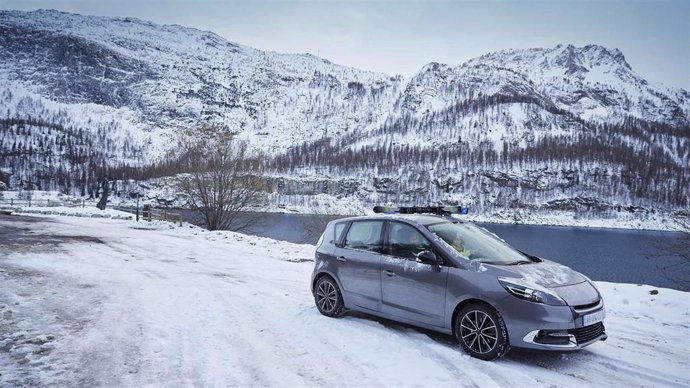 Archivo - Un coche en la nieve