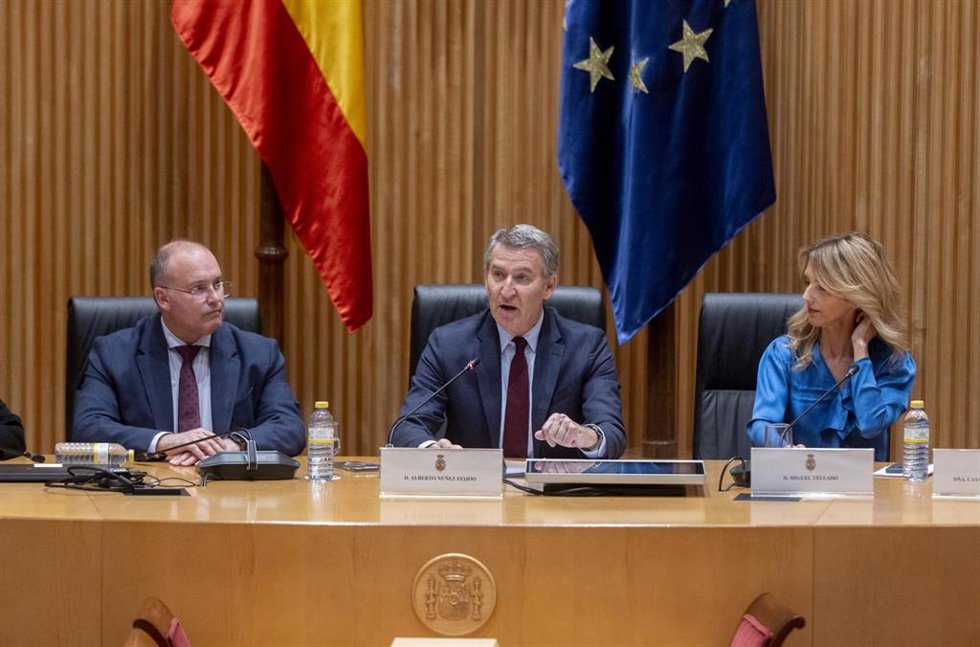 (I-D) El portavoz del PP en el Congreso, Miguel Tellado; el líder del Partido Popular, Alberto Núñez Feijóo, y la diputada del PP, Cayetana Álvarez de Toledo, durante las jornadas Constitución y reconstitución, en el Congreso de los Diputados
