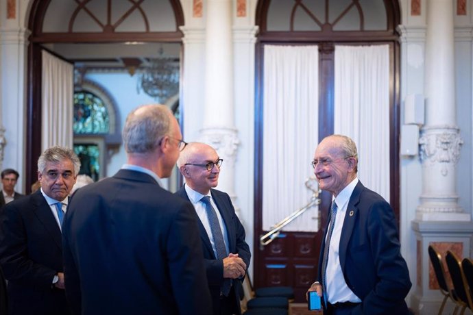 El alcalde de Málaga en un encuentro con el CEO del IMEC, Luc Van den hove, en el Ayuntamiento el pasado mes de septiembre.