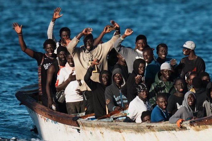 Archivo - Un cayuco con unos 70 migrantes a bordo llega al puerto de La Restinga, en El Hierro