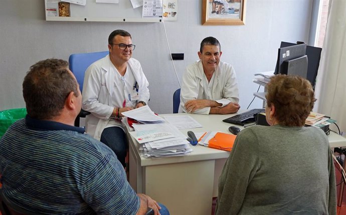 Dos facultativos y un enfermero especialistas en Geriatría valoran a los pacientes mayores para conocer los factores que pueden influir en las caídas.