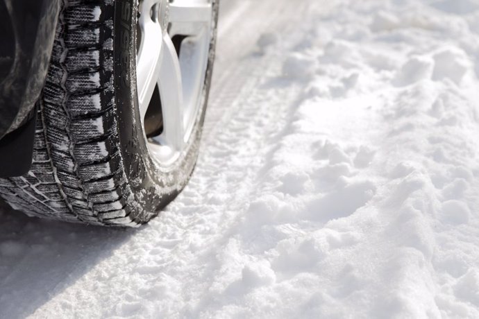 Archivo - Un coche con nieve