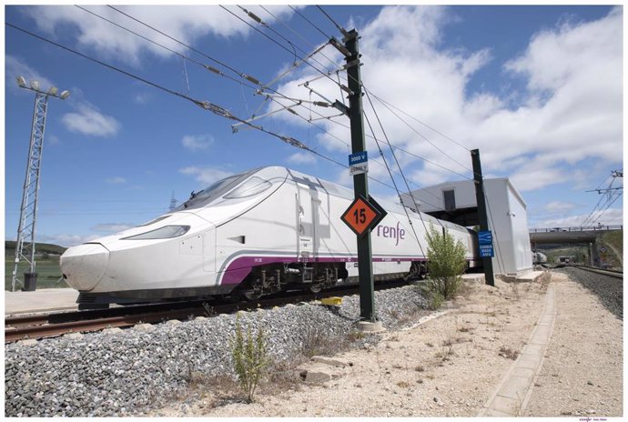 Archivo - Tren de Renfe de la serie 730.