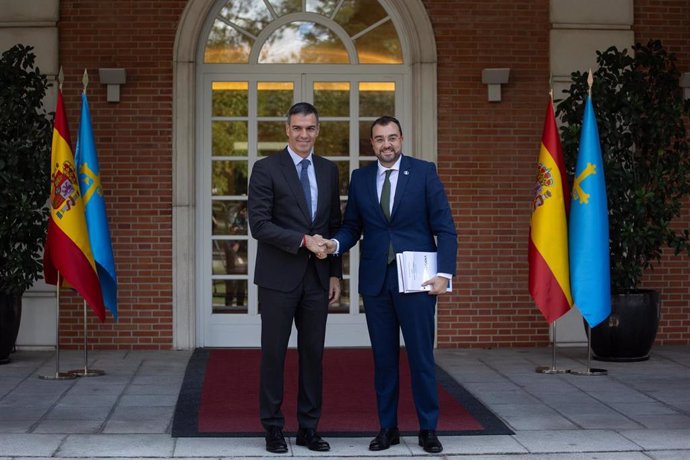 Archivo - El presidente del Gobierno, Pedro Sánchez (i), recibe al presidente del Principado de Asturias, Adrián Barbón (d), en el Complejo de La Moncloa, a 27 de septiembre de 2024, en Madrid (España). Estas reuniones se enmarcan en la ronda que suele ha