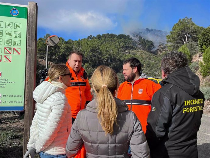 La presidenta del Govern, Marga Prohens, visita la zona donde quema el incendio forestal de Andratx