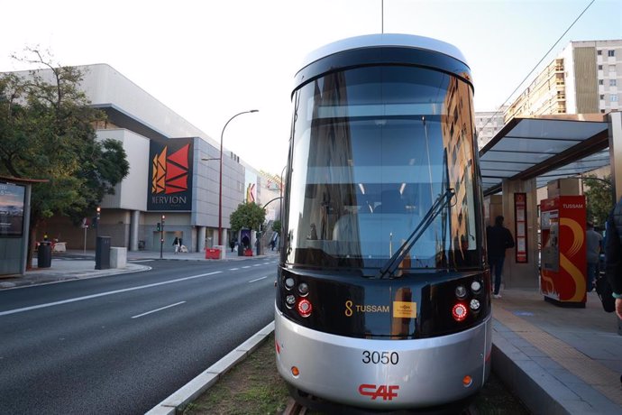 El tranvía en la nueva parada de Luis de Morales. A 18 de noviembre de 2024, en Sevilla, (Andalucía, España).  (Imagen de archivo).