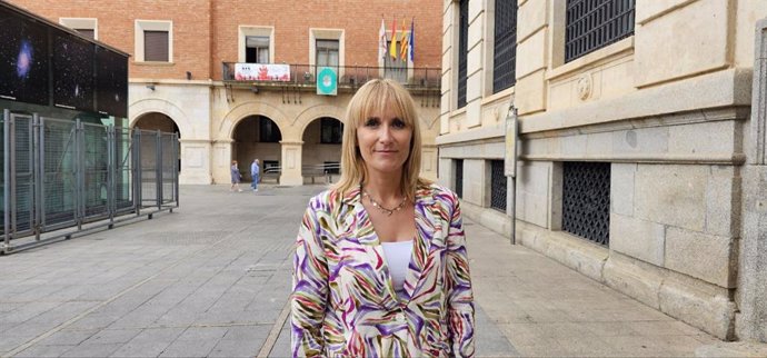 La diputada delegada del servicio de Igualdad, Beatriz Redón, delante de la pancarta contra las agresiones sexistas en las fiestas.